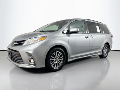 Used 2018 Toyota Sienna XLE image 44