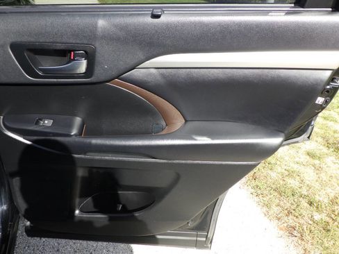 Used 2019 Toyota Highlander XLE image 19