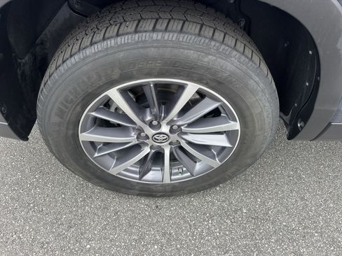 Used 2019 Toyota Highlander XLE image 24