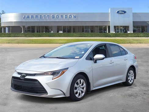 Used 2025 Toyota Corolla LE FWD image 2