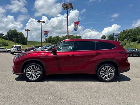 Used 2023 Toyota Highlander Platinum FWD image 3