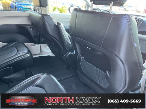 Used 2024 Chrysler Pacifica Touring-L image 27