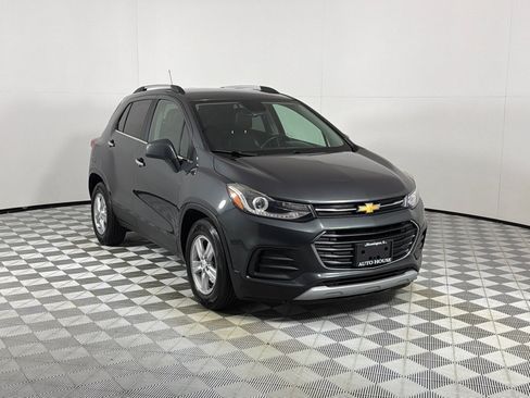 Used 2018 Chevrolet Trax LT w/ LT Convenience Package FWD image 3