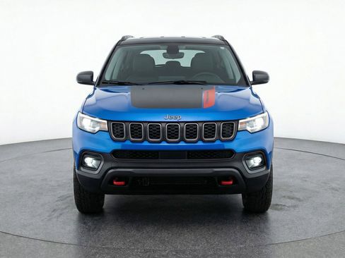 Used 2025 Jeep Compass Trailhawk AWD/4WD image 2