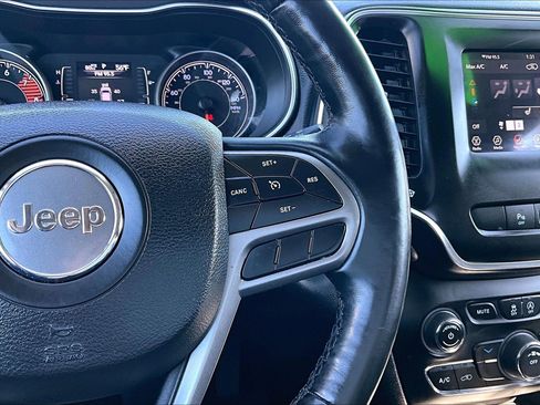 Used 2019 Jeep Cherokee Latitude Plus w/ Cold Weather Group image 19