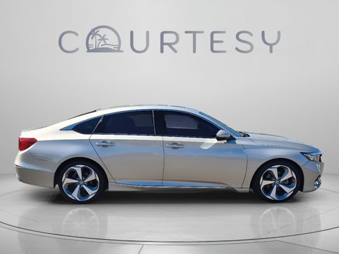 Used 2018 Honda Accord Touring image 6
