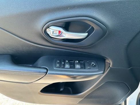 Used 2015 Jeep Cherokee Limited image 23