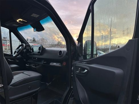 Used 2019 Mercedes-Benz Sprinter 2500 image 11