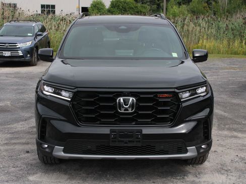 Used 2025 Honda Pilot TrailSport image 2