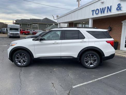 Used 2021 Ford Explorer XLT w/ Equipment Group 202A image 2