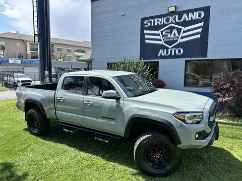 Used 2022 Toyota Tacoma TRD Off-Road w/ Technology Package AWD/4WD image 2