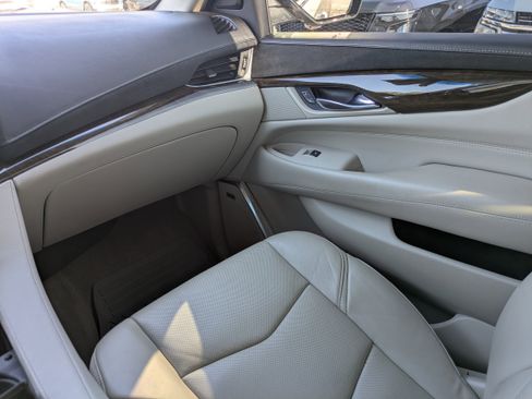 Used 2018 Cadillac Escalade Luxury image 12
