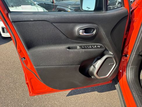 Used 2021 Jeep Renegade Latitude w/ Sun & Sound Group FWD image 11