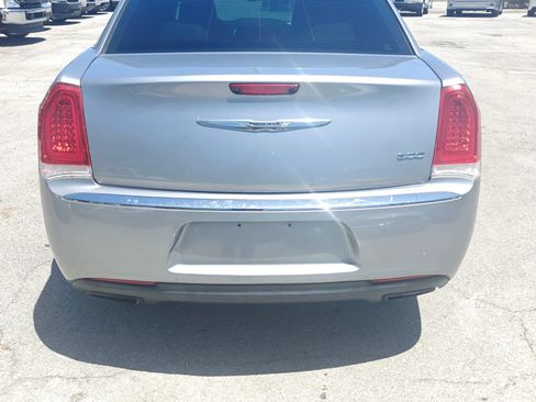 Used 2018 Chrysler 300 Limited RWD image 6
