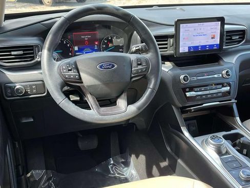 Used 2020 Ford Explorer XLT w/ Equipment Group 202A AWD/4WD image 14