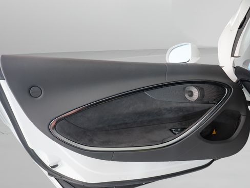 Used 2025 McLaren Artura RWD image 15