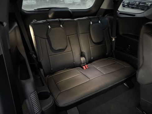 Used 2022 Ford Explorer XLT image 16