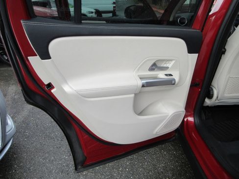 Used 2022 Mercedes-Benz GLB 250 4MATIC image 33