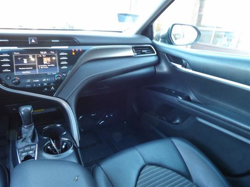 Used 2020 Toyota Camry SE w/ Sunroof Package image 15