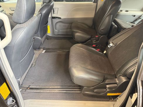 Used 2011 Toyota Sienna SE w/ Towing Pkg FWD image 23