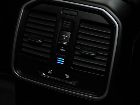 Used 2018 Porsche Macan AWD/4WD image 36