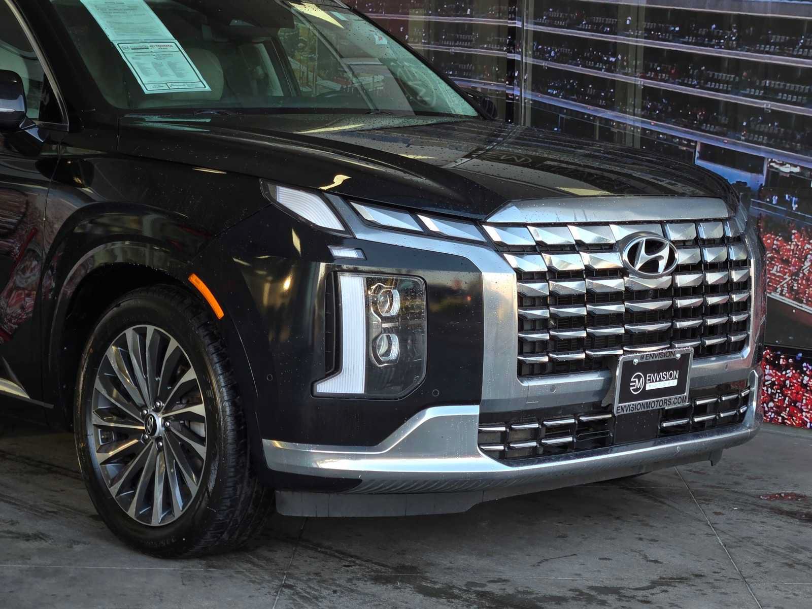 Used 2024 Hyundai Palisade Calligraphy FWD image 2
