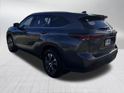 Used 2024 Toyota Highlander XLE image 5