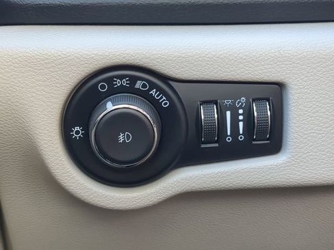 Used 2024 Chrysler Pacifica Touring-L image 28