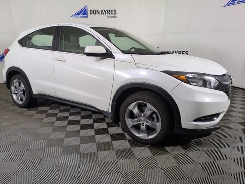 Used 2017 Honda HR-V LX image 9