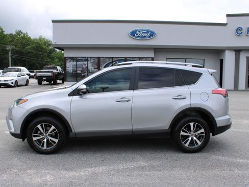 Used 2017 Toyota RAV4 XLE FWD image 1