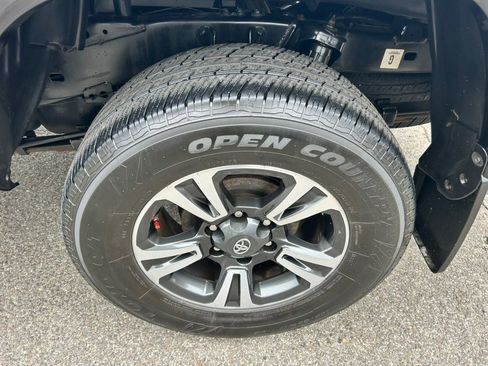 Used 2019 Toyota Tacoma TRD Sport w/ Technology Package image 11