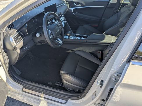 Used 2025 Genesis G70 2.5T image 9