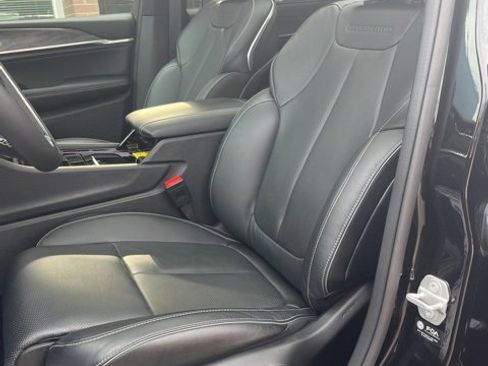 Used 2024 Jeep Grand Cherokee L Overland w/ Luxury Tech Group IV image 20