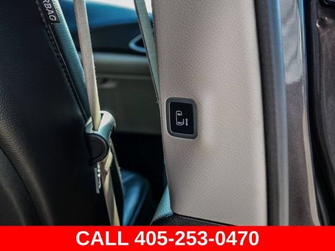 Used 2021 Chrysler Pacifica Touring-L FWD image 27