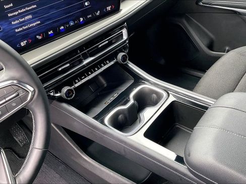 Used 2025 Chevrolet Traverse LT image 19