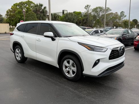 Used 2023 Toyota Highlander LE image 7