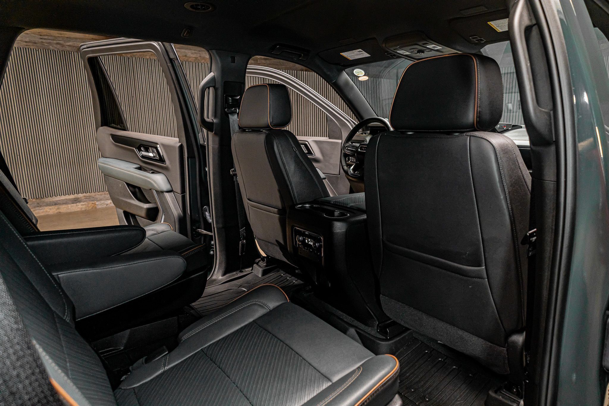 Used 2025 GMC Yukon AT4 w/ LPO, AT4 Appearance Package AWD/4WD image 26