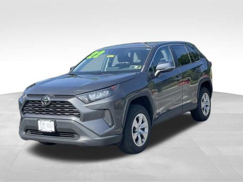 Used 2022 Toyota RAV4 LE FWD image 2