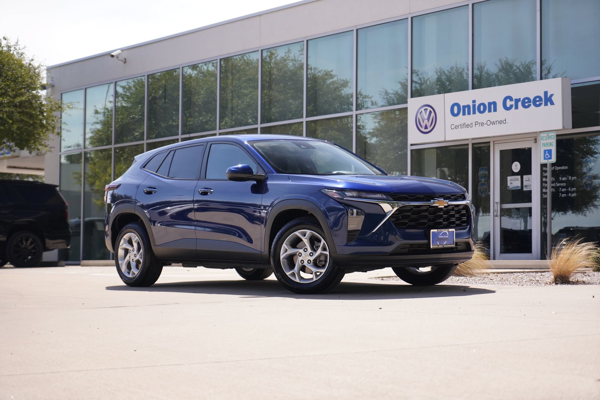 Used 2024 Chevrolet Trax LS w/ LS Convenience Package FWD image 1