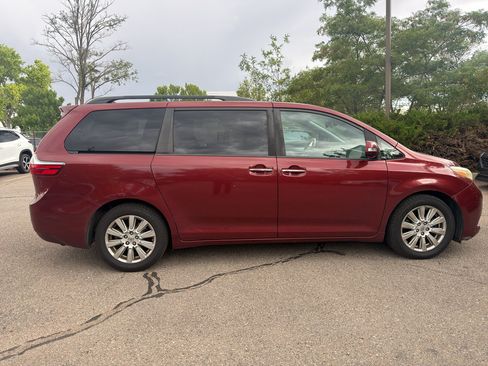 Used 2017 Toyota Sienna Limited Premium FWD image 7