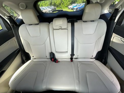 Used 2018 Ford Edge Titanium w/ Equipment Group 302A FWD image 9