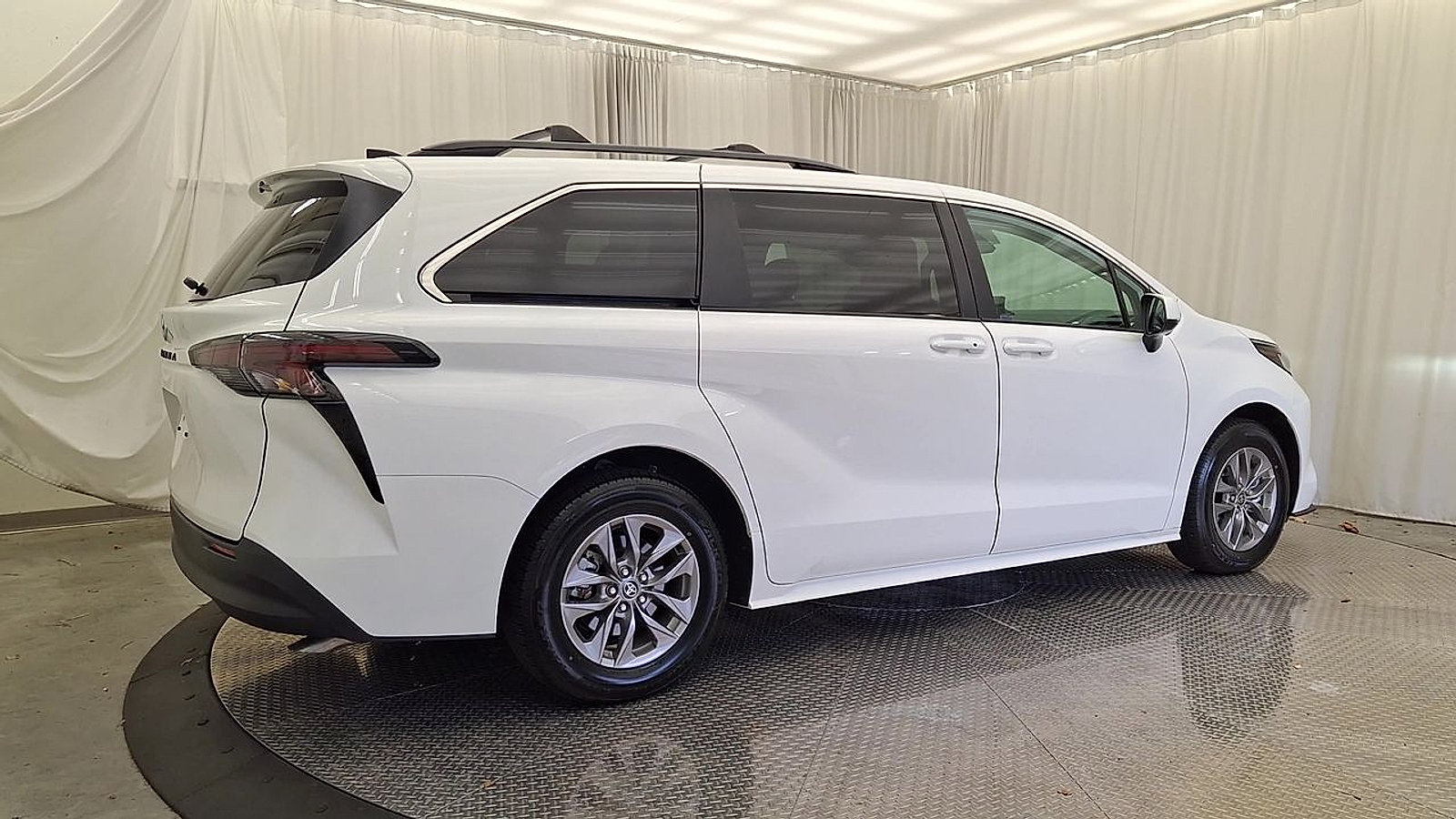 Certified 2026 Toyota Sienna LE AWD/4WD image 6