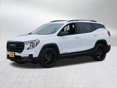Used 2024 GMC Terrain SLE w/ Driver Convenience Package image 3
