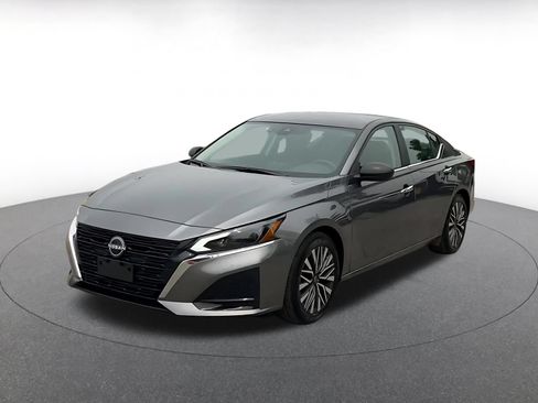 Used 2025 Nissan Altima 2.5 SV FWD image 7
