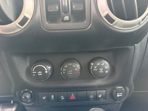Used 2014 Jeep Wrangler Unlimited Rubicon w/ Connectivity Group AWD/4WD image 12