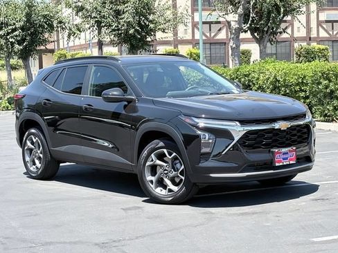 Used 2026 Chevrolet Trax LT FWD image 2