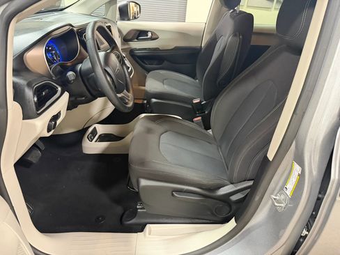 Used 2021 Chrysler Voyager L FWD image 33