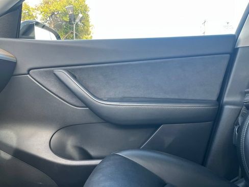 Used 2021 Tesla Model Y Long Range AWD/4WD image 17