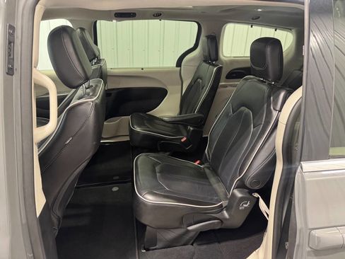 Used 2023 Chrysler Pacifica Limited FWD image 16