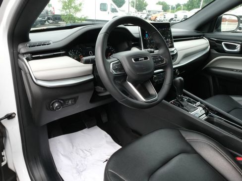 Certified 2025 Jeep Compass Limited AWD/4WD image 3